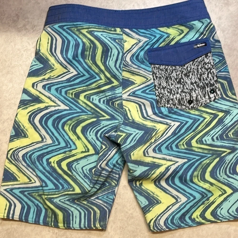 Volcom men’s board shorts blue/gray. Size 28.